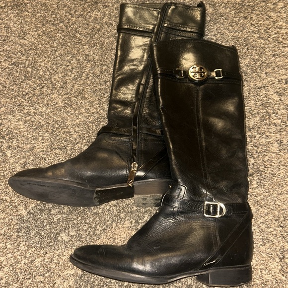 Timeless black leather Tory Burch riding boots with gold details - Picture 5 of 9